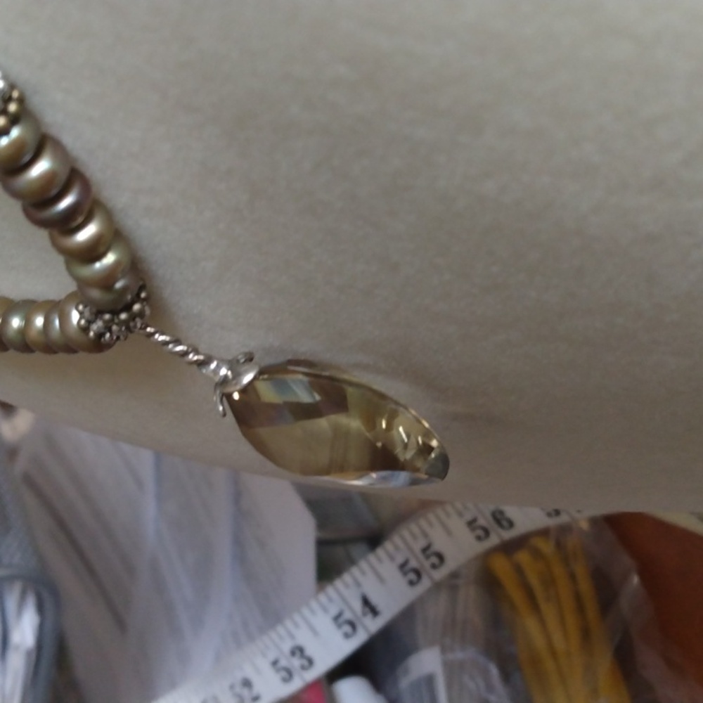 HAND CRAFTED OLIVE GREEN FRESHWATER BUTTON PEARL NECKLACE WITH FACETED QUARTZ - Picture 4 of 7